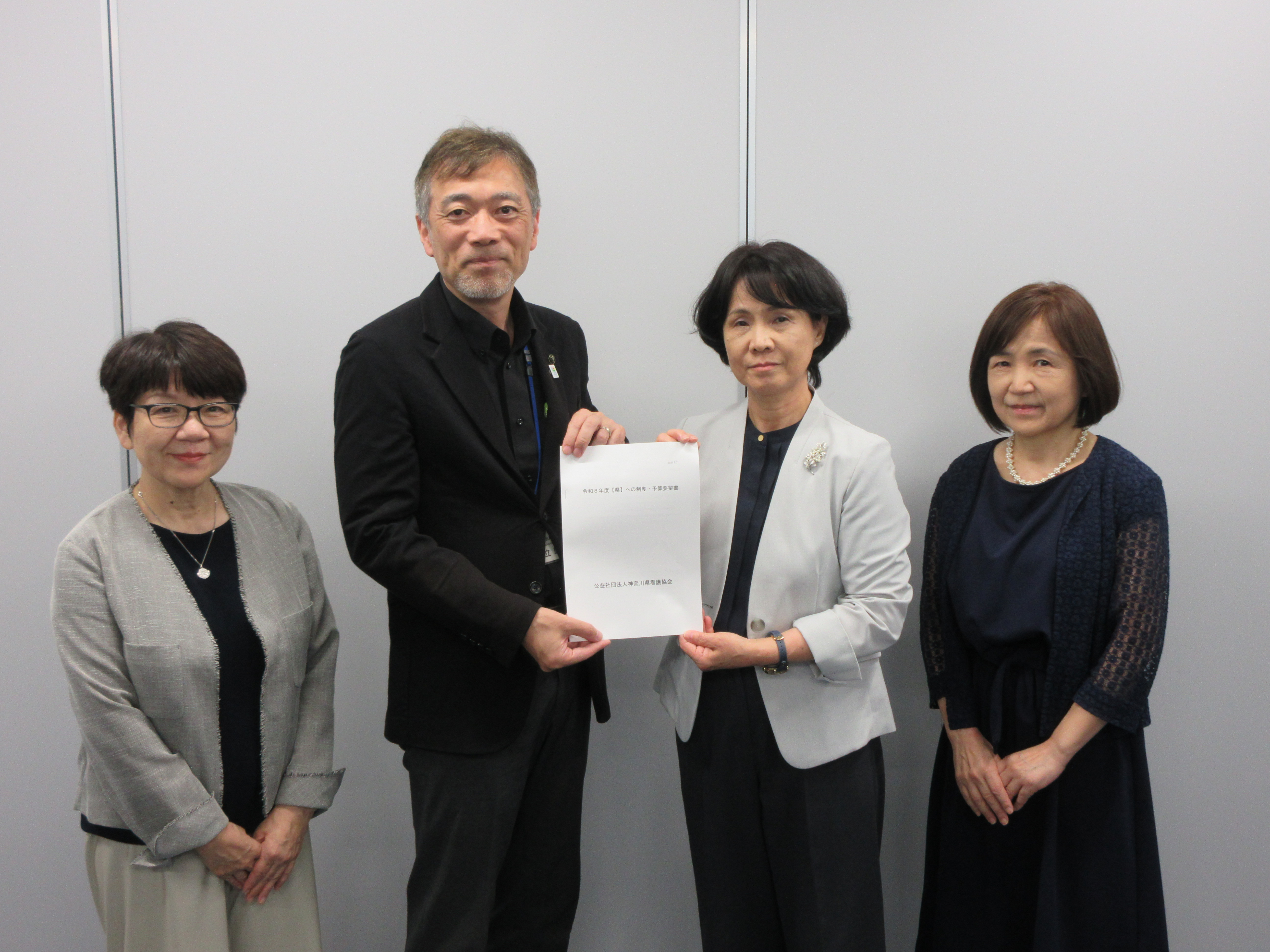 本舘会長から埋橋健康医療局副局長へ令和8年度予算要望書を手交