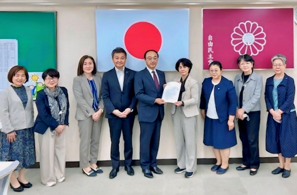 本舘会長から梅沢幹事長へ緊急要望書を手交